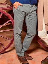 Pantalón de gabardina color gris, corte recto, con bolsillos laterales y traseros.