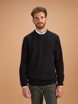 Sweater negro de algodón con cuello redondo y textura acanalada vertical.