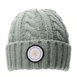 Gorro tipo beanie de punto trenzado en color verde grisáceo, con vuelta y parche circular frontal con diseño gráfico y texto.