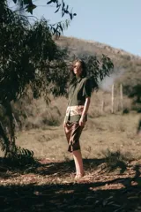 Camisa verde militar de manga corta con botones nacarados y corte estampado en el delantero con diseño de aves.