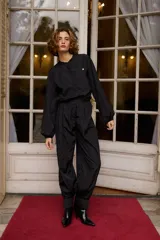 Pantalón de tiro alto confeccionado en nylon, con diseño holgado y puños ajustados en los tobillos.