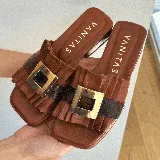 Zuecos negros de cuero vacuno, con capellada fruncida y horma cuadrada.