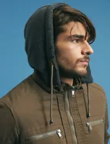 Campera técnica de tejido elástico en color azul marino, con capucha ajustable, cierre frontal y bolsillos laterales con cierre. Cuenta con forro interior de micro polar y ajuste en el ruedo.