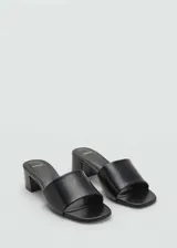 Sandalias de tacón bloque y punta cuadrada, color negro, con diseño destalonado y tira ancha frontal.