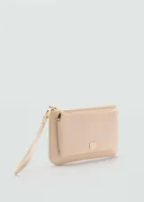 Monedero de nylon color beige con doble compartimento, cierre de cremallera doble, correa de muñeca y logo metálico en relieve en la parte frontal.