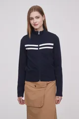 Buzo azul marino con cierre frontal, cuello alto y dos líneas horizontales blancas en el pecho.