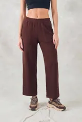 Pantalón de corte recto y tiro medio, confeccionado en tejido de algodón con textura tipo waffle. Cuenta con cintura elástica y bolsillos laterales.