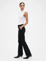 Pantalón de corte recto con leve apertura en el bajo, color negro, de tiro medio con cierre frontal y bolsillos laterales.
