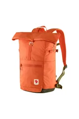 Mochila Fjallraven High Coast Foldsack 24 color naranja con detalles en verde oliva.