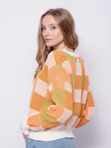 Sweater de tejido de punto con diseño jaquard a cuadros en tonos rosa y verde. Es de manga larga y cuello a la base.