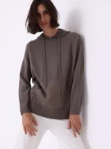 Sweater con capucha color visón, de tejido de punto con cordones ajustables, bolsillo tipo canguro y terminaciones acanaladas.