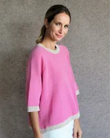 Sweater celeste de lana lambswool con cuello redondo y mangas 3/4.