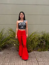 Top asimétrico plateado de crepé foil, con un solo hombro y cruce en el frente que se extiende hacia la espalda.