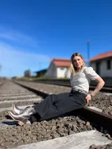 Botas texanas de cuero color peltre con bordados en el empeine y caña media.