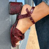 Sandalias de cuero color dorado, con plataforma y taco cuadrado. Presentan tiras cruzadas en el empeine y pulsera al tobillo con hebilla.