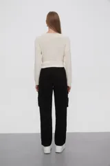 Pantalon cargo de pana color bordó, con cintura elástica con cordón ajustable, bolsillos laterales tipo cargo y corte recto.