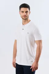 Remera polo de piqué manga corta, color blanco con estampado geométrico sutil. Presenta cuello camisero y cartera con dos botones oscuros.