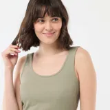 Musculosa de canalé color verde militar, con escote redondo y diseño ajustado.