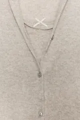 Top de manga corta color beige melange, con escote redondo y diseño cruzado frontal que simula un doble uso con detalle de lazo en el pecho.