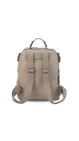 Mochila color beige de símil cuero con doble apertura superior con cierre. Incluye dos bolsillos al frente con cierres metálicos, asa rígida de mano y correa de galón. En la espalda correas de galón regulables.