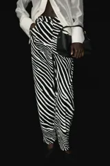 Pantalón de cinco bolsillos en sarga de algodón, de cintura estándar y diseño barrel con estampado de cebra en blanco y negro.