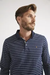Polo de manga larga para hombre, con diseño a rayas horizontales blancas sobre fondo azul marino. Presenta cuello clásico, cierre frontal con botones y logo bordado en el pecho.