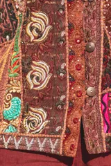 Chaleco bordado a mano con flores y mostacillas al estilo hindú.