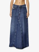 Falda maxi de denim azul oscuro con lavado medio, tiro medio y botonadura frontal visible. Presenta un corte acampanado con costuras verticales pronunciadas que van desde la cintura hasta el ruedo.