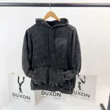 Canguro gris oscuro con efecto lavado, capucha con cordón ajustable y puños elásticos. Estampado en la espalda con la palabra "PEACE" en letras grandes color verde agua y símbolos relacionados con la paz.