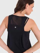 Musculosa deportiva negra de tela suave y fresca, con malla en la espalda para mayor ventilación. Ideal para entrenamientos.