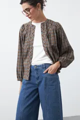 Jean de corte amplio y tiro medio, con diseño de costuras verticales frontales y bolsillos laterales tipo parche. Presenta un acabado en tono azul clásico.