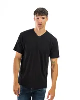 Remera de manga corta y cuello en V, color azul petróleo, confeccionada en algodón.