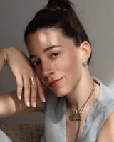 Aros tipo caravanas de diseño orgánico con forma irregular y textura rugosa, con acabado metálico brillante.