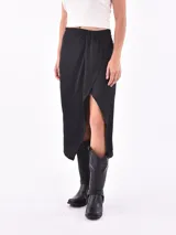 Falda midi negra con diseño cruzado y abertura frontal.