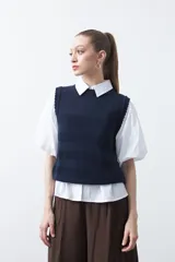 Chaleco tejido de algodón en color azul marino, con diseño de textura acanalada y corte recto.