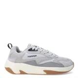 Championes urbanos Topper modelo Terrano II, color gris con detalles en blanco y suela de goma color caramelo. Presentan una combinación de malla y cuero sintético, con logo de la marca en el lateral y la lengüeta.