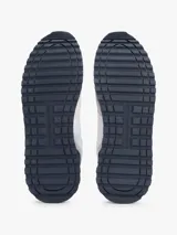 Zapatillas deportivas Tommy Hilfiger blancas, con detalles en azul marino y rojo.