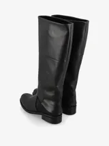 Bota alta de cuero negro con caña lisa y diseño minimalista.