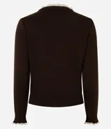 Cardigan de punto marrón de manga larga, con cierre frontal de botones y detalles de encaje blanco en el cuello redondo y los puños.
