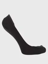Medias invisibles de corte bajo, ideales para usar con zapatillas o mocasines, confeccionadas en tejido suave y elástico.