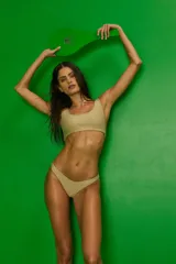 Conjunto de bikini confeccionado en tela morley color nude. El corpiño es tipo top con escote redondo, breteles fijos y elástico en el bajo busto. La bombacha es de corte vedetina con frente en V.