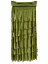 Pollera larga color verde pistacho, con múltiples volados horizontales escalonados con terminaciones deshilachadas y cintura ancha fruncida.