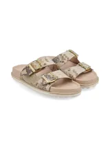 Sandalias de cuero con estampado reptil y dos tiras ajustables con hebillas metálicas doradas. Presentan una plantilla de cuero y suela de EVA.