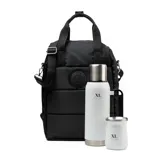 Bolso matero negro de poliéster con diseño reforzado y flexible. Tiene acceso con cierre doble, dos bolsillos externos con cierre, un bolsillo interno con cierre y dos abiertos. Cuenta con compartimentos para notebook y matero. Se puede usar como mochila, bandolera o bolso de mano gracias a sus asas fijas y correa ajustable.