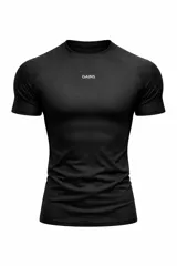 Remera de compresión de manga corta, color negro, con ajuste al cuerpo y cuello redondo. Presenta el logo de la marca estampado en el centro del pecho.