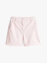 Pantalón corto chino color rosa claro, de corte Mom y tiro alto.