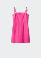 Vestido corto de lino en color fucsia, con diseño recto, cuello cuadrado y tirantes finos ajustables con lazo.