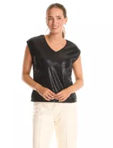 Blusa sin mangas con escote en V, confeccionada completamente en lentejuelas color dorado. Cuenta con forro interno a tono y un corte recto y holgado.