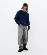 Suéter de punto con textura acanalada y efecto acid wash, de corte boxy amplio, manga larga y cuello redondo con terminaciones acanaladas.