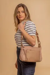 Bandolera de diseño práctico y moderno, confeccionada en una combinación de tela y símil cuero. Cuenta con correa regulable, compartimento principal con cierre y un bolsillo frontal con cierre para mayor organización.